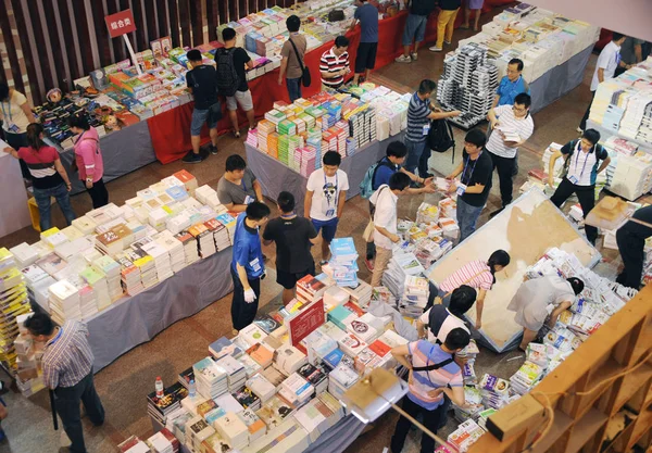 Pessoas Lotam Feira Livro Xangai 2015 Xangai China Agosto 2015 — Fotografia de Stock