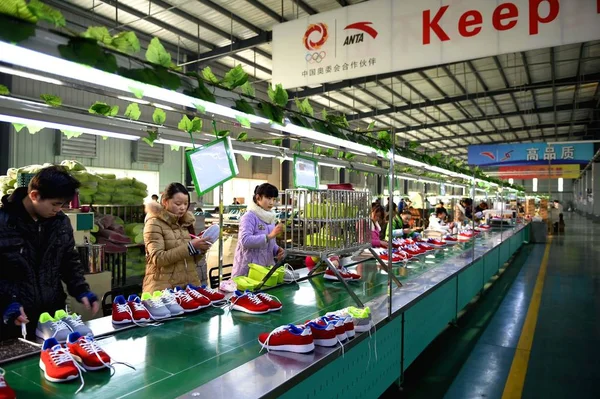 Los Trabajadores Chinos Hacen Zapatos Deportivos Una Fábrica Zapatos Anta — Foto de Stock