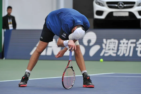 アメリカ合衆国のジョン イズナーは 2015年上海マスターズ テニス大会中国 上海市に 2015 日の間にイギリスのアンディ マレー対男子シングルスの第 ラウンドの試合で落ちる — ストック写真