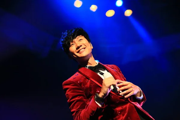 Singaporese Singer Lin Glimlacht Tijdens Zijn Time Line Concert Shanghai — Stockfoto