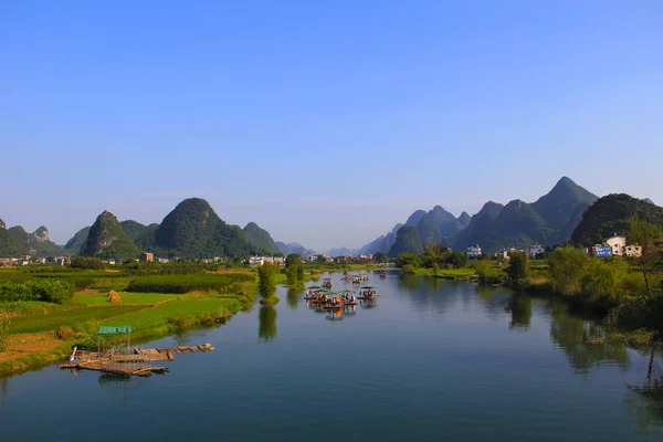 Los Turistas Toman Balsas Bambú Largo Del Río Yulong Través —  Fotos de Stock