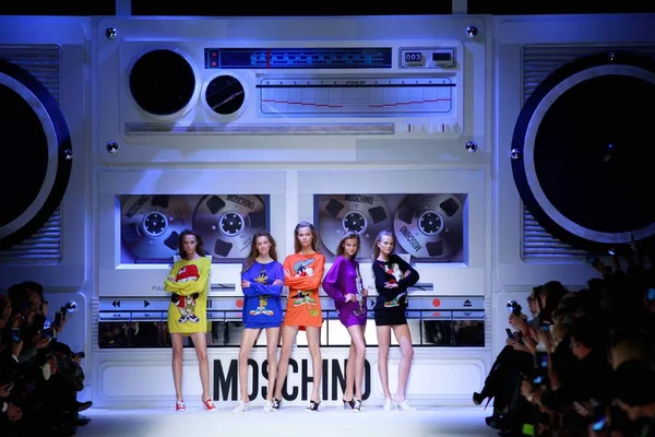 Modeller Visar Nya Skapelser Moschino Modevisning 2015 Höst Vinter Milanos — Stockfoto