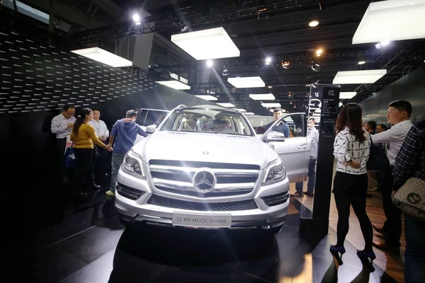 Besökare Prova Eller Titta Mercedes Benz Gl400 Displayen Kina Guangzhou — Stockfoto