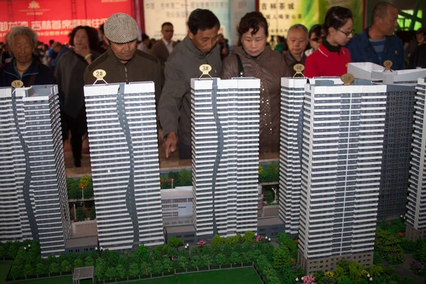 Chinese Homebuyers Look Models Residential Apartment Buildings Real Estate Fair — Stock Photo, Image