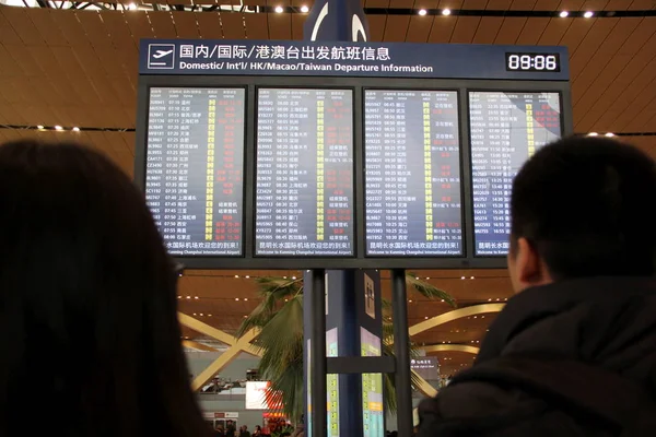 항공편의 대부분을 보여주는 디스플레이 중국의 2013 Changshui 공항의 안개로 — 스톡 사진