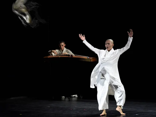 Dançarino Apresenta Durante Estréia Novo Drama Dança Mestre Chinês Yang — Fotografia de Stock
