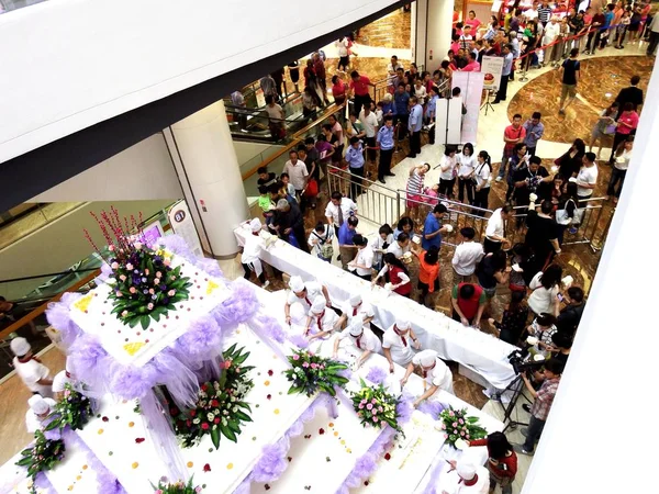 2015年5月29日 在中国中部河南省洛阳市的一家购物中心 人们分享一个5米高 4米长 宽宽的巨大蛋糕 — 图库照片