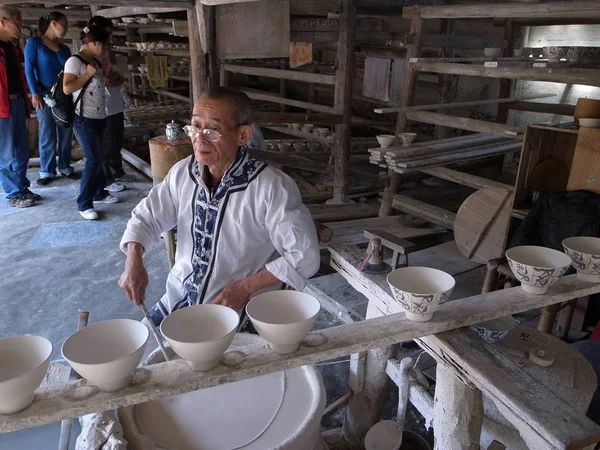 2009年10月6日 中国東部の江西省ジンデ市のワークショップで 中国人労働者が磁器製品を製造する — ストック写真