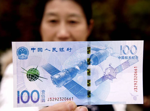 Residente Chinês Mostra Uma Nova Nota Comemorativa 100 Yuans Com — Fotografia de Stock