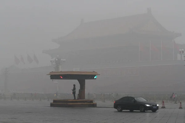 Coche Pasa Por Una Cabina Policía Tránsito Frente Rostro Tiananmen — Foto de Stock