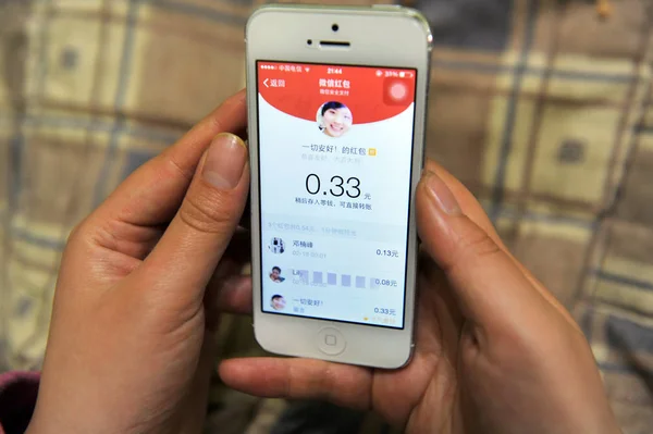 Chinese Mobile Phone User Gets Hongbao Red Envelope Mobile Messaging — Stock Photo, Image