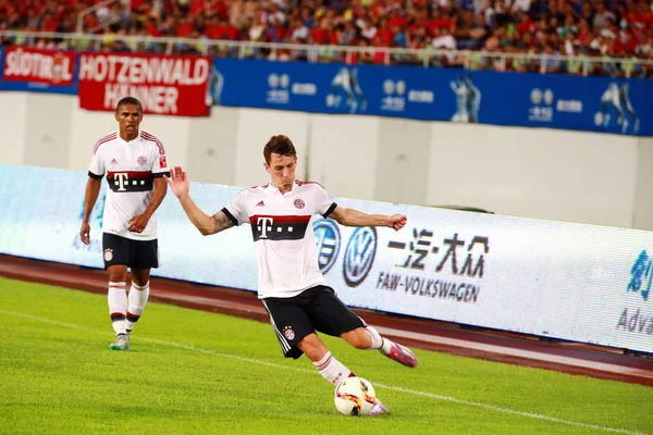Pierre Emile Hojbjerg Bayern München Passerar Bollen Mot Guangzhou Evergrande — Stockfoto