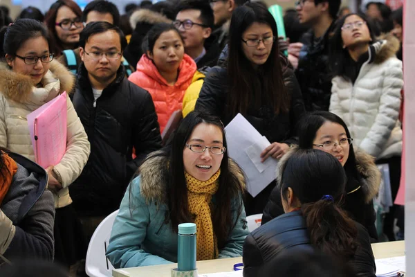 Chinese Graduates Crowd Stalls Job Fair Nantong City East China — Stock Photo, Image