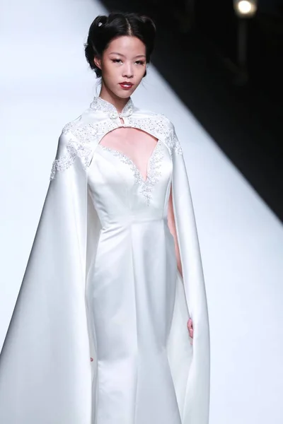 Model Displays New Creation Fashion Show Chinese Wedding Dress Brand — Stock Photo, Image