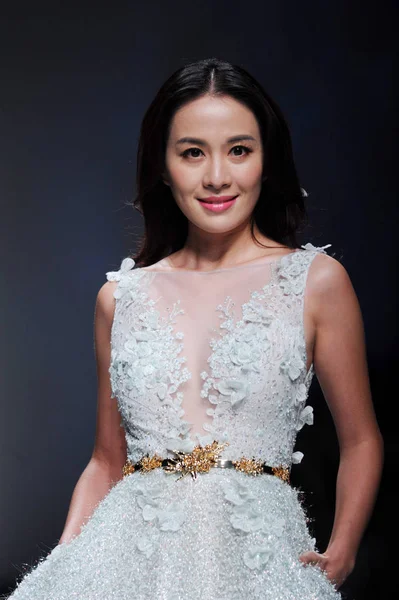 Čínská Herečka Michelle Xuan Zobrazí Nové Stvoření Haute Couture Módní — Stock fotografie