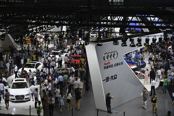 Besucher Drängen Sich Auf Dem Stand Von Audi Während Einer — Stockfoto