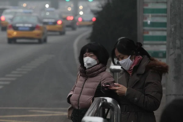 Voetgangers Dragen Gezichtsmaskers Worden Afgebeeld Een Straat Heavy Smog Peking — Stockfoto