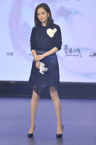 中国の女優彼女の新作映画 の証人 中国での記者会見でヤン ポーズ 2015 — ストック写真