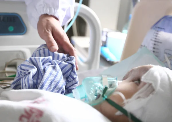 Mother Year Old Girl Han Han Strokes Her Surgery Replace — Stock Photo, Image