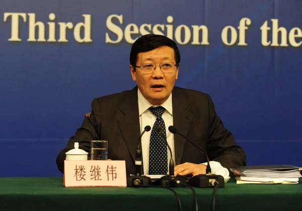 2015年3月6日 中国财政部长楼继伟在第十二届全国人大第三次会议期间举行的新闻发布会上发表讲话 — 图库照片
