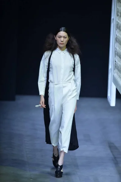 모델은 2015 베이징 2015 후진타오 Mildtree 패션쇼에서 디자이너에 새로운 창조를 — 스톡 사진