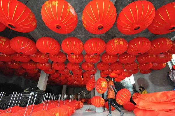 Chinese Worker Makes Lanterns Welcome Chinese Lunar New Year Lantern — Stock Photo, Image
