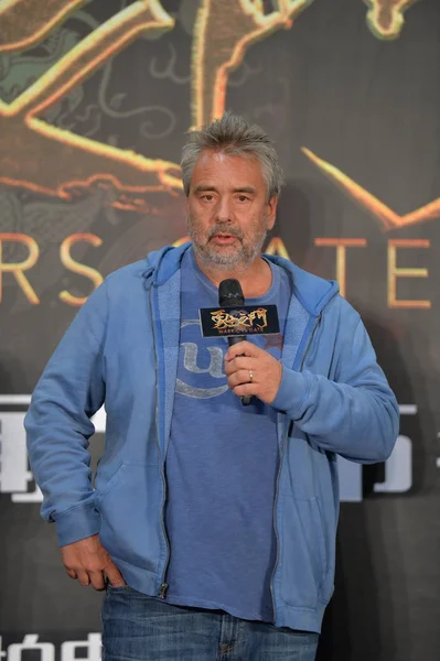 Franska Regissören Luc Besson Talar Presskonferens För Sin Nya Film — Stockfoto