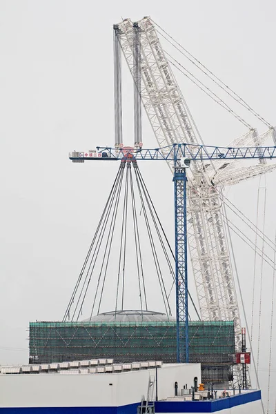 Inneslutning Dome För Reaktorn Att Lyftas Och Installerad Kärnkraftverket Haiyang — Stockfoto