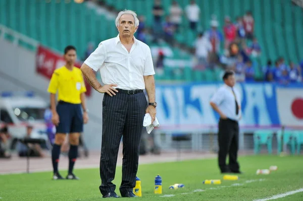 Cheftrainer Vahid Halilhodzic Aus Japan Beobachtet Seine Spieler Beim Fußballspiel — Stockfoto