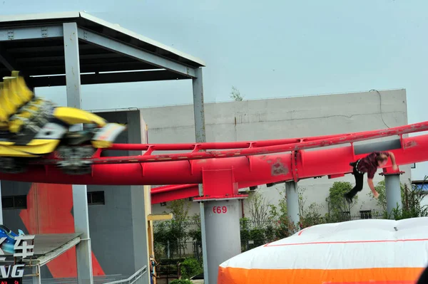 Canadian Escapologist Dean Gunnarson Jumps Track Roller Coaster Freeing Himself — Stock Photo, Image