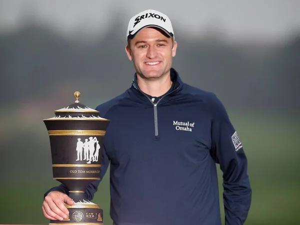 Golfista Escocés Russell Knox Posa Con Trofeo Campeón Después Ganar —  Fotos de Stock