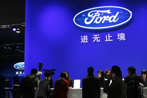Посетители Толпы Стенд Ford Время Китай Гуанчжоу Международная Автомобильная Выставка — стоковое фото