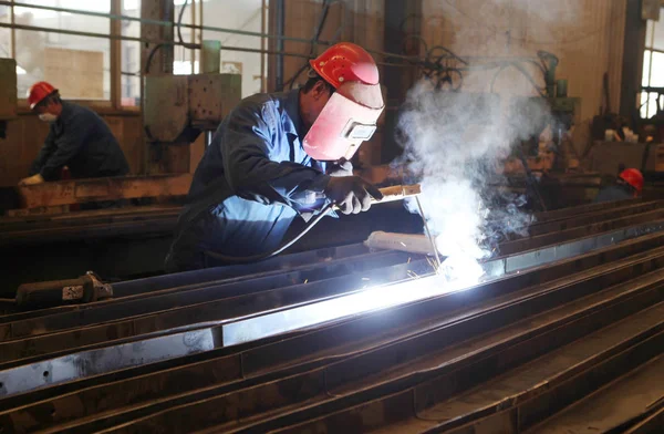 Trabajador Chino Procesa Piezas Acero Una Planta Automotriz Ciudad Rizhao —  Fotos de Stock