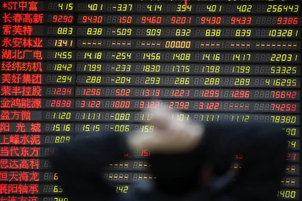 2015年2月2日 中国东部安徽省淮北市一家股票经纪公司的股价 价格上涨为红色 价格下跌为绿色 — 图库照片
