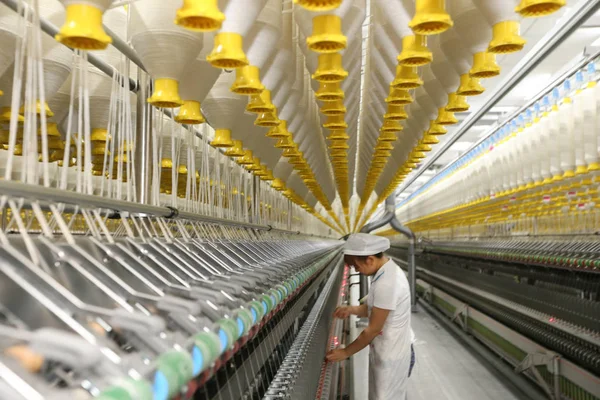 Una Trabajadora China Encarga Producción Hilados Para Ser Exportados Una —  Fotos de Stock
