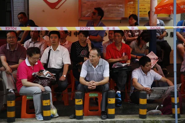 Los Padres Chinos Esperan Fuera Una Escuela Secundaria Mientras Sus — Foto de Stock