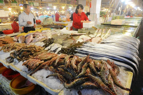 Customer Shops Seafood Free Market Qingdao City East China Shandong — стоковое фото