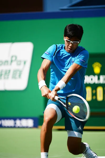 南朝鮮のチョン ヒョンは 日本の添田を行くショットを返します 男子シングルスの予選の試合で 2015年上海マスターズ テニス大会で 上海で 2015 — ストック写真