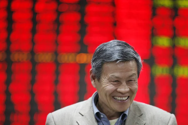 Китайський Інвестора Сміється Перед Дисплей Показує Цін Акцій Червоний Зростання — стокове фото