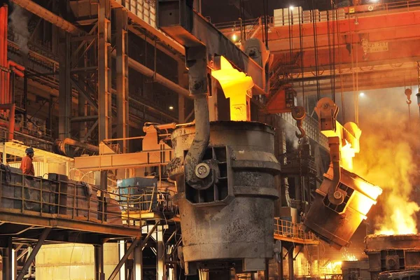 2013年12月31日 在中国东北辽宁省大连市一家工厂 一名中国工人在含钢水炉旁的钢铁生产情况调查 — 图库照片