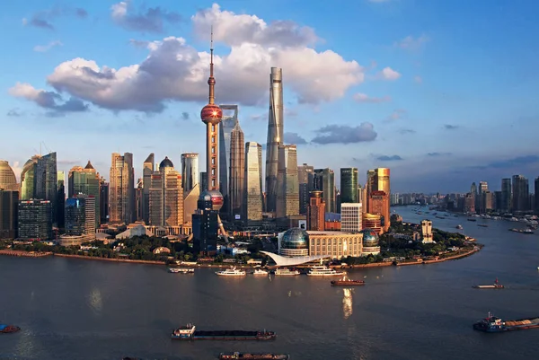黄浦江和陆家嘴金融区的景色与东方明珠电视塔 左最高 上海塔 右最高 上海世界金融中心 第二最高 金茂大厦等摩天大楼和高丽松 — 图库照片