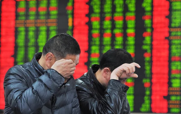 2015 중국의 안후이 시에서 빨강과 떨어지는 주식의 가격에 투자자 — 스톡 사진