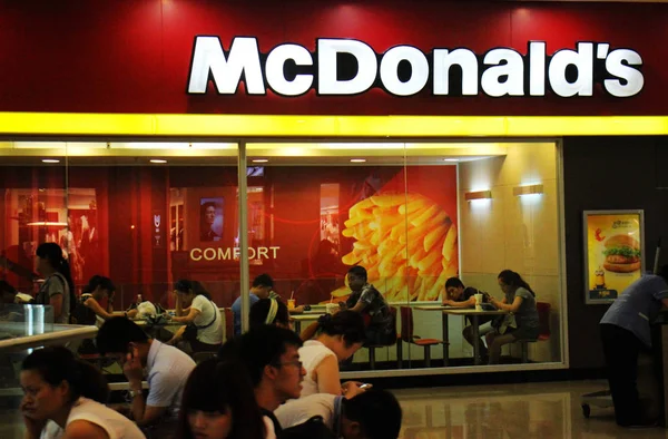 Clientes Comem Restaurante Fast Food Mcdonald Chongqing China Agosto 2015 — Fotografia de Stock