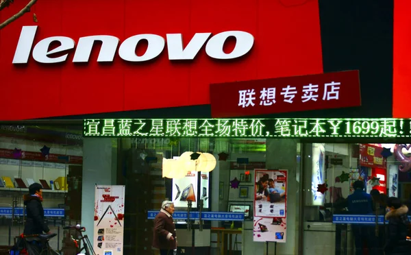 Jalankulkijat Kävelevät Lenovon Myymälän Ohi Yichangin Kaupungissa Keski Kiinan Hubein — kuvapankkivalokuva
