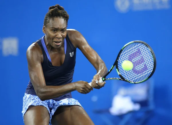 Venus Williams Stanów Zjednoczonych Zwraca Strzał Carla Suarez Navarro Hiszpanii — Zdjęcie stockowe