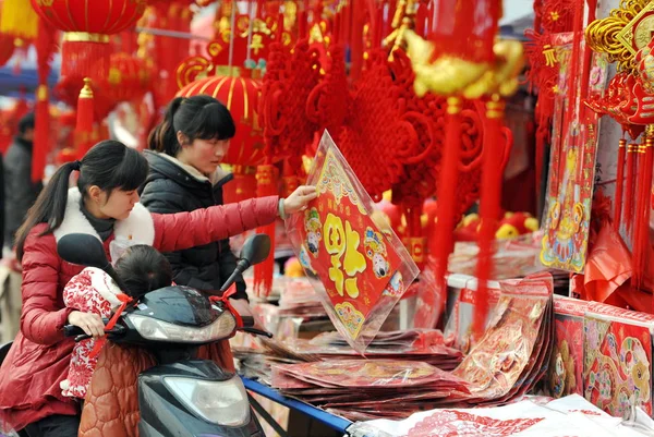 Местные Жители Покупают Красные Наклейки Весеннего Фестиваля Честь Китайского Лунного — стоковое фото