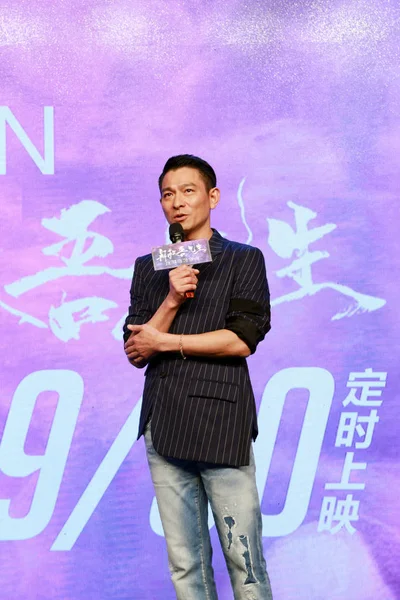 香港歌手兼演员刘德华在2015年9月10日于中国北京举行的推出新片 拯救吴先生 的新闻发布会上发表讲话 — 图库照片