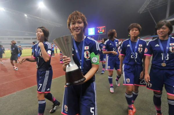 Ruka Norimatsu Líder Japón Celebra Trofeo Campeón Con Sus Compañeros —  Fotos de Stock