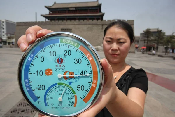 Chinese Woman Shows Thermometer Reading Which Exceeds Degrees Celsius Gongjilou — Stock Photo, Image