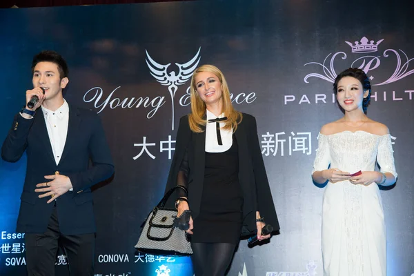2015年10月15日 美国社会名流帕丽斯 希尔顿出席新闻发布会 宣布中国公司 年轻本质 成为她自己时尚品牌帕丽斯 希尔顿在中国大中华区的总代理 — 图库照片